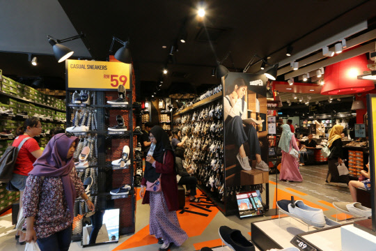 말레이사아 조호바루에 위치한 쇼핑몰 '패러다임 몰'에 들어선 이랜드리테일의 신발 SPA 브랜드 '슈펜' 매장 내부 <이랜드 제공>